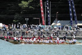 オープンレースに出場した相生高校と相生産業高校の合同チーム=相生湾(撮影・大山伸一郎) オープンレースに出場した相生高校と相生産業高校の合同チーム=相生湾(撮影・大山伸一郎)
