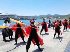 快晴の下、新ペーロン音頭を披露した岩波流右扇会のメンバーたち=相生ポート公園 快晴の下、新ペーロン音頭を披露した岩波流右扇会のメンバーたち=相生ポート公園