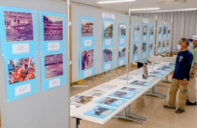 歴代のレースを写した写真が並ぶ会場=相生ペーロン海館 歴代のレースを写した写真が並ぶ会場=相生ペーロン海館