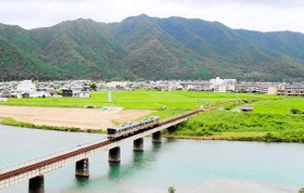 揖保川を渡る姫新線車両=たつの市新宮町嘴崎(撮影・大山伸一郎) 揖保川を渡る姫新線車両=たつの市新宮町嘴崎(撮影・大山伸一郎)