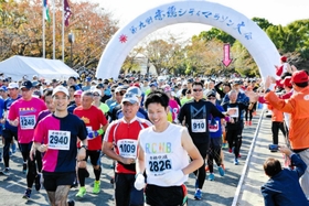 第9回大会でスタートする参加者=赤穂市加里屋、2019年11月10日(同市提供) 第9回大会でスタートする参加者=赤穂市加里屋、2019年11月10日(同市提供)