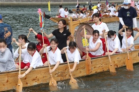 ペーロン舟をこぐ相生産業高校の生徒ら=相生湾 ペーロン舟をこぐ相生産業高校の生徒ら=相生湾