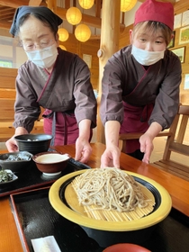 川上集落の住民自慢の平家そばを提供する草壁一美さん(左)ら=神河町川上 川上集落の住民自慢の平家そばを提供する草壁一美さん(左)ら=神河町川上