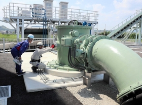 増設された5号機の動作を確かめる国土交通省姫路河川国道事務所の職員ら=たつの市揖保川町正條 増設された5号機の動作を確かめる国土交通省姫路河川国道事務所の職員ら=たつの市揖保川町正條