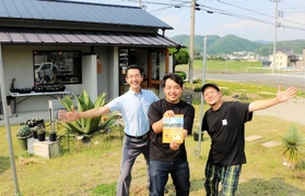 手作り雑貨や飲食などのイベントを初開催する小仁伸浩さん(中央)ら=佐用町長尾 手作り雑貨や飲食などのイベントを初開催する小仁伸浩さん(中央)ら=佐用町長尾