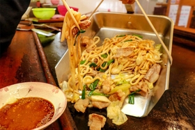 つけだれ式の佐用ホルモンうどん=佐用町佐用 つけだれ式の佐用ホルモンうどん=佐用町佐用