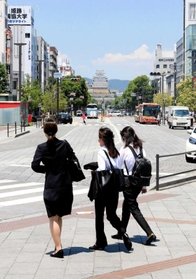 2年連続で路線価が下落した姫路市の大手前通り=姫路市駅前町(撮影・大山伸一郎) 2年連続で路線価が下落した姫路市の大手前通り=姫路市駅前町(撮影・大山伸一郎)