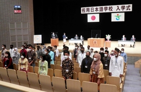 民族衣装で盛装し、入学式に出席した新入生ら=さよう文化情報センター 民族衣装で盛装し、入学式に出席した新入生ら=さよう文化情報センター