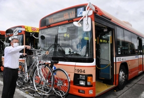 バス前方のラックに自転車を載せて出発する「宍粟市ぶらっと自転車下り」=ウエスト神姫山崎営業所 バス前方のラックに自転車を載せて出発する「宍粟市ぶらっと自転車下り」=ウエスト神姫山崎営業所