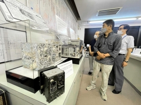 日本無線が戦時中に製造していた航空機用レーダーや無線機。三木家を継いだ三木豊晴氏(手前)も初めて見学したという=東京都三鷹市牟礼6、日本無線三鷹事務所 日本無線が戦時中に製造していた航空機用レーダーや無線機。三木家を継いだ三木豊晴氏(手前)も初めて見学したという=東京都三鷹市牟礼6、日本無線三鷹事務所