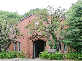 三木清が獄死した旧豊多摩刑務所の正門。東京都中野区が文化財として移築保存を進めている=同区新井3、2021年6月撮影(同区提供) 三木清が獄死した旧豊多摩刑務所の正門。東京都中野区が文化財として移築保存を進めている=同区新井3、2021年6月撮影(同区提供)