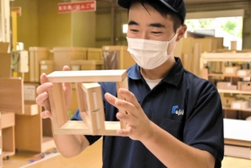 宍粟市の家具メーカーにインターンシップ中の甲斐翔太郎さん=宍粟市山崎町下牧谷 宍粟市の家具メーカーにインターンシップ中の甲斐翔太郎さん=宍粟市山崎町下牧谷