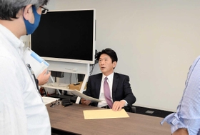 会見後、記者に囲まれ質問に答える服部千秋町長=太子町役場 会見後、記者に囲まれ質問に答える服部千秋町長=太子町役場