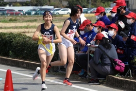区間賞の走りで初優勝に貢献した女子・龍野のアンカー坂東来実主将(左)=上郡町苔縄 区間賞の走りで初優勝に貢献した女子・龍野のアンカー坂東来実主将(左)=上郡町苔縄