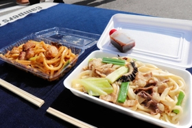 漬けだれで食べる佐用ホルモンうどん(右)と、たれを絡めて炒める津山ホルモンうどん=佐用町佐用 漬けだれで食べる佐用ホルモンうどん(右)と、たれを絡めて炒める津山ホルモンうどん=佐用町佐用