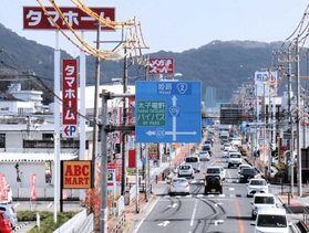 幹線道路沿いはにぎわうが、人口の先細りが懸念される=太子町内 幹線道路沿いはにぎわうが、人口の先細りが懸念される=太子町内