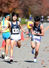 男子・龍野の4区森本智星選手(左)からたすきを受け取る5区平田悠斗選手=丹波篠山市内(撮影・中西幸大) 男子・龍野の4区森本智星選手(左)からたすきを受け取る5区平田悠斗選手=丹波篠山市内(撮影・中西幸大)
