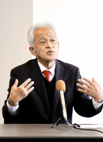 太子町長に就任し、会見で抱負を語る沖汐守彦氏=14日午前、町役場 太子町長に就任し、会見で抱負を語る沖汐守彦氏=14日午前、町役場