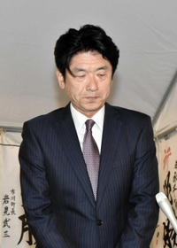 支持者を前に敗戦の弁を述べる服部千秋氏=13日夜、太子町東南(撮影・村上晃宏) 支持者を前に敗戦の弁を述べる服部千秋氏=13日夜、太子町東南(撮影・村上晃宏)