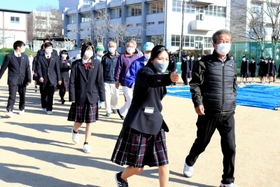 高校生の誘導で避難する地域住民=佐用高校 高校生の誘導で避難する地域住民=佐用高校