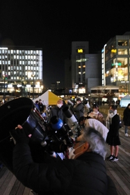 JR姫路駅北側の広場で望遠鏡がずらりと並んだ観望会。ビルの谷間から夜空を見上げた JR姫路駅北側の広場で望遠鏡がずらりと並んだ観望会。ビルの谷間から夜空を見上げた
