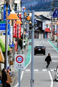 佐用商店街に並ぶ傘形の街路灯。光害対策で設置は20年も前だ=佐用町佐用 佐用商店街に並ぶ傘形の街路灯。光害対策で設置は20年も前だ=佐用町佐用
