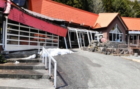屋根に積もった雪で軒が崩れ、アーケードがゆがんだ飲食店。降雪被害が相次いだ=宍粟市波賀町鹿伏(2022年4月) 屋根に積もった雪で軒が崩れ、アーケードがゆがんだ飲食店。降雪被害が相次いだ=宍粟市波賀町鹿伏(2022年4月)