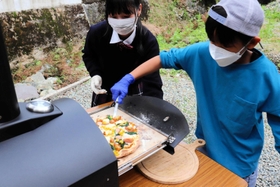 佐用の特産品でピザを作った「高校生レストラン」=佐用町若州 佐用の特産品でピザを作った「高校生レストラン」=佐用町若州