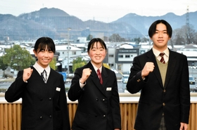 スキーのアルペン競技で全国大会に出場する(左から)川上寧々さん、山本陽さん、平田倭生さん=宍粟市役所 スキーのアルペン競技で全国大会に出場する(左から)川上寧々さん、山本陽さん、平田倭生さん=宍粟市役所