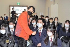「クイズ王」伊沢拓司さんの問題に頭をひねる千種高校生たち=千種市民協働センター 「クイズ王」伊沢拓司さんの問題に頭をひねる千種高校生たち=千種市民協働センター