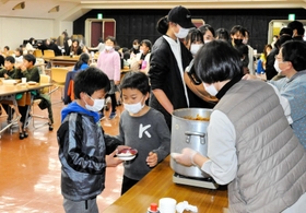 大勢の子どもたちでにぎわう「あこう子ども食堂」=赤穂市民会館 大勢の子どもたちでにぎわう「あこう子ども食堂」=赤穂市民会館