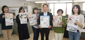 43年間発行してきた紙面を手に、思いを振り返る田中三郎さん(右から3人目)とスタッフら=相生市那波大浜町 43年間発行してきた紙面を手に、思いを振り返る田中三郎さん(右から3人目)とスタッフら=相生市那波大浜町