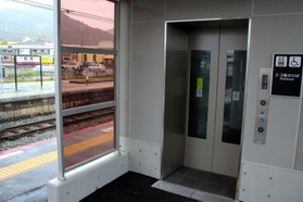 JR福崎駅に設置されたエレベーター=福崎町福田 JR福崎駅に設置されたエレベーター=福崎町福田