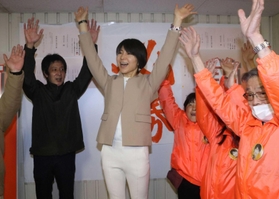 支援者と万歳で初当選を喜ぶ前井真貴氏(中央)=宍粟市山崎町三津 支援者と万歳で初当選を喜ぶ前井真貴氏(中央)=宍粟市山崎町三津