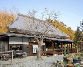 農家の住宅を活用した飲食店「古民家ダイニング道満」=佐用町才金(県姫路土木事務所提供) 農家の住宅を活用した飲食店「古民家ダイニング道満」=佐用町才金(県姫路土木事務所提供)