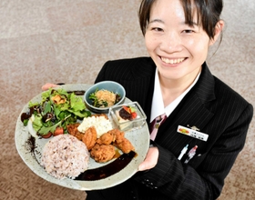 宍粟産の米や野菜が載ったワンプレートランチ=東山温泉メイプルプラザ 宍粟産の米や野菜が載ったワンプレートランチ=東山温泉メイプルプラザ