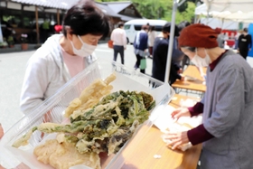 揚げたてが次々と売れた山菜の天ぷら=道の駅ちくさ 揚げたてが次々と売れた山菜の天ぷら=道の駅ちくさ