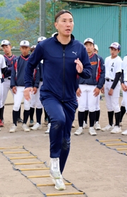 地面からのはね返りを利用して前進する方法を教える小林直生さん=市川高校 地面からのはね返りを利用して前進する方法を教える小林直生さん=市川高校