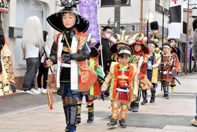 手作りの甲冑を身に着けて練り歩く子どもたち=宍粟市山崎町山崎 手作りの甲冑を身に着けて練り歩く子どもたち=宍粟市山崎町山崎
