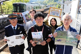 「広報さよう」を担当する国広大樹さん(中央)とJR姫新線特集に協力した住民ら=佐用町三日月 「広報さよう」を担当する国広大樹さん(中央)とJR姫新線特集に協力した住民ら=佐用町三日月