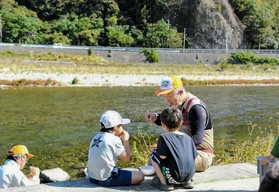 モクズガニ入りの「千種川汁」を子どもたちと味わう横山正さん(右)=上郡町苔縄(横山さん提供) モクズガニ入りの「千種川汁」を子どもたちと味わう横山正さん(右)=上郡町苔縄(横山さん提供)