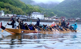 海上練習に励むスーパードルフィンの選手たち=相生湾 海上練習に励むスーパードルフィンの選手たち=相生湾