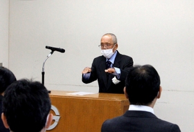 神崎ろうあ協会設立のあいさつをする会長の石川伸さん=福崎町福田 神崎ろうあ協会設立のあいさつをする会長の石川伸さん=福崎町福田