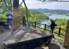 龍山公園を清掃する地元住民ら=相生市相生 龍山公園を清掃する地元住民ら=相生市相生