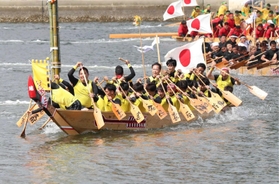 一般男子の部で14連覇した磯風漕友会。決勝で長崎の強豪を破った=相生市の相生湾(撮影・辰巳直之) 一般男子の部で14連覇した磯風漕友会。決勝で長崎の強豪を破った=相生市の相生湾(撮影・辰巳直之)