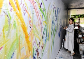 山崎IC高架下通路の壁面に絵を描く植田志保さん=宍粟市山崎町中広瀬 山崎IC高架下通路の壁面に絵を描く植田志保さん=宍粟市山崎町中広瀬