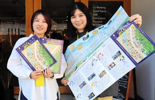 「時代めぐる佐用マップ」を手がけた神原麻里さん(左)と寿崎璃奈さん=佐用町佐用