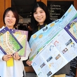 「時代めぐる佐用マップ」を手がけた神原麻里さん(左)と寿崎璃奈さん=佐用町佐用