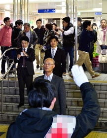最終日を迎えた兵庫県議選挙と神戸市議選。1票を求め、駅前などでは日が暮れてからも支持を訴える候補者らの声が響いた=11日午後、神戸市内(撮影・中西幸大、画像の一部を加工しています) 最終日を迎えた兵庫県議選挙と神戸市議選。1票を求め、駅前などでは日が暮れてからも支持を訴える候補者らの声が響いた=11日午後、神戸市内(撮影・中西幸大、画像の一部を加工しています)
