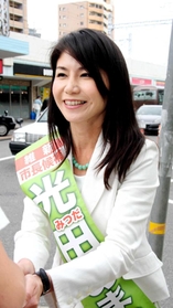 有権者と握手する神戸市長選の光田あまね氏=神戸市垂水区天ノ下町 有権者と握手する神戸市長選の光田あまね氏=神戸市垂水区天ノ下町